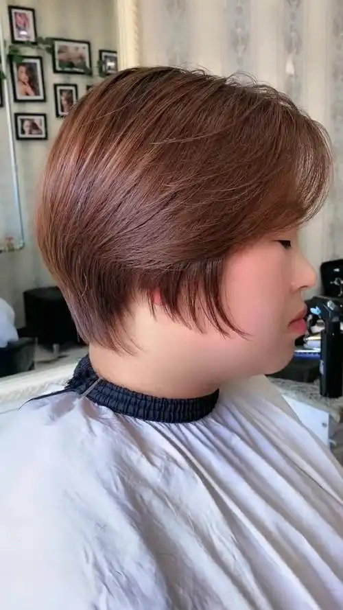 脸大的女生可以尝试这样的短发,能够显得脸小