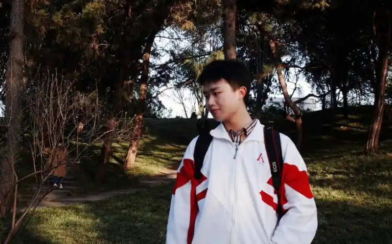 当回高中生吧!穿上人大附中的校服去逛北海公园呐