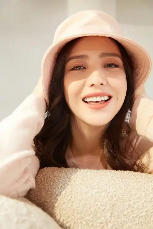 单身的佟丽娅美得更气质了,穿深v白裙身材惹眼,优雅又迷人