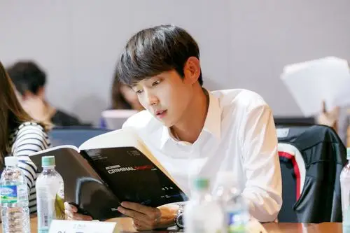 《犯罪心理》李准基侧拍照公开～哭戏都充满感染力!