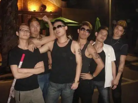 接下来来个全体工作人员大合照!相机质量有限,囧!