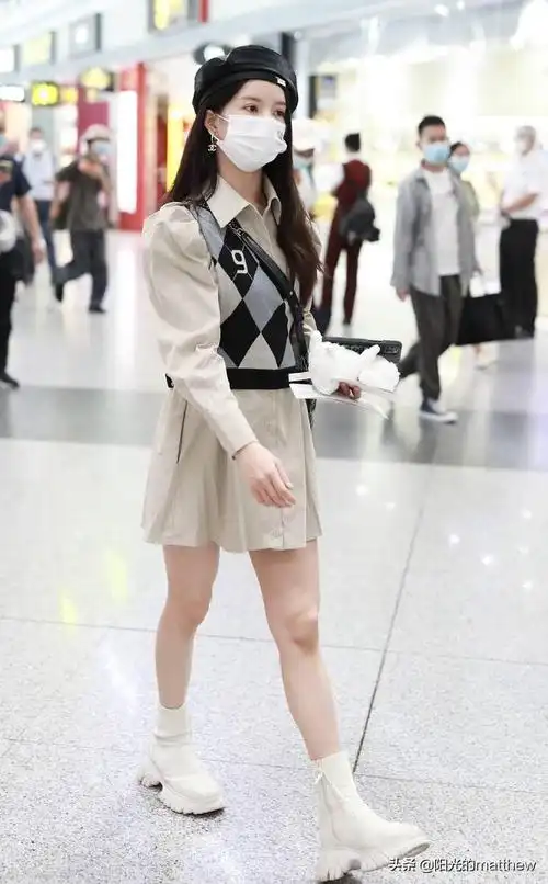 硬糖少女303成员刘些宁戴贝雷帽可爱青春,一身连衣短裙简单时尚