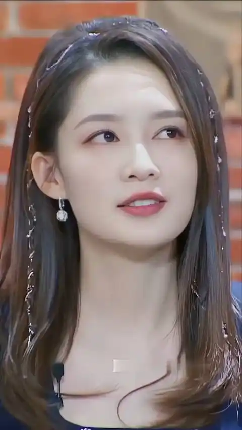 笑起来,眼里有光的机灵鬼就是李沁了