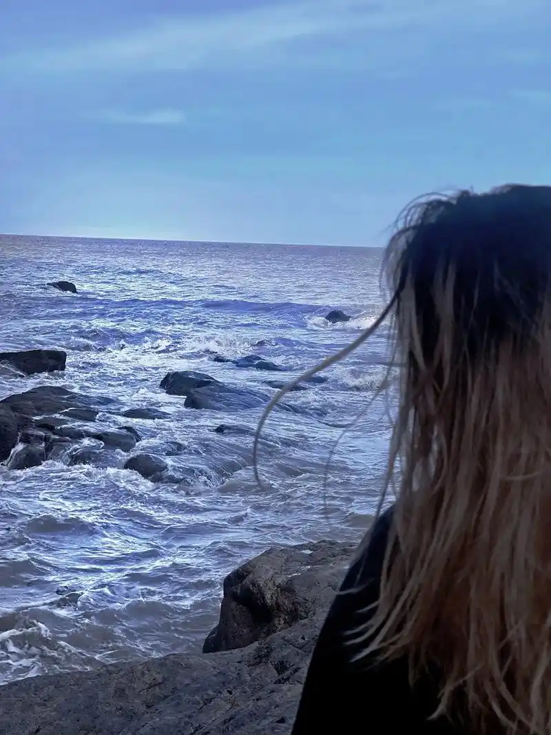 黑沙滩 白色的浪花拍打在黑色的细砂与鹅卵石之上如镜面窥视现实倒影