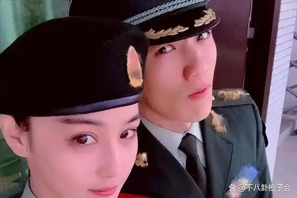 张馨予夫妇恩爱游丽江,何捷蹲地为老婆拍美照,5年军婚幸福满满