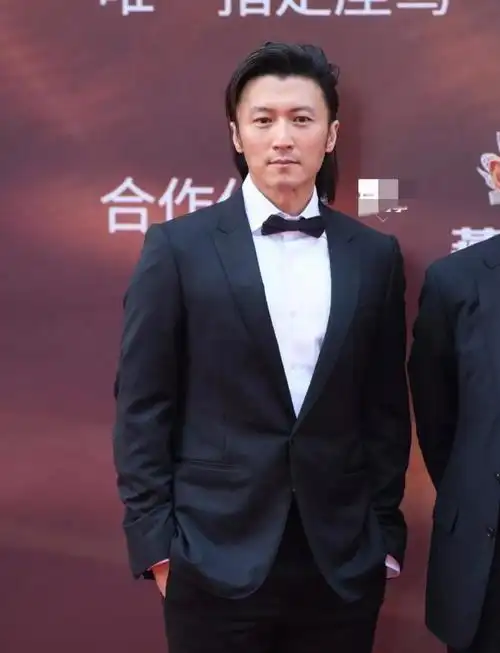 男星华表奖红毯状态:谢霆锋油腻,陈伟霆发胖,王一博裤裆开线了_腾讯