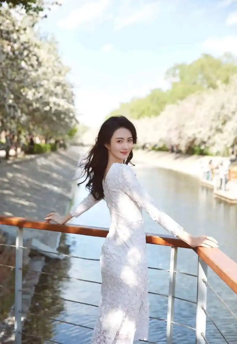 演员赵昕好漂亮,饰演过《梦中的那片海》的叶芳#娱乐大赏# #一眼沦陷