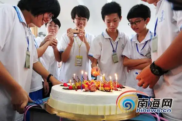 海口市一中900余名中学生集体庆祝14岁生日[图]