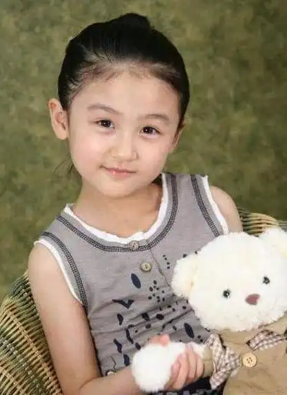 6岁被成龙抱着上春晚,却因长相被骂退圈,陆子艺如今现状如何?