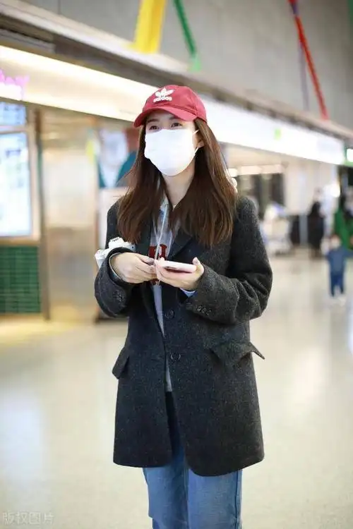 张子萱穿黑色小西装搭配牛仔裤现身一路低头玩手机赶路程