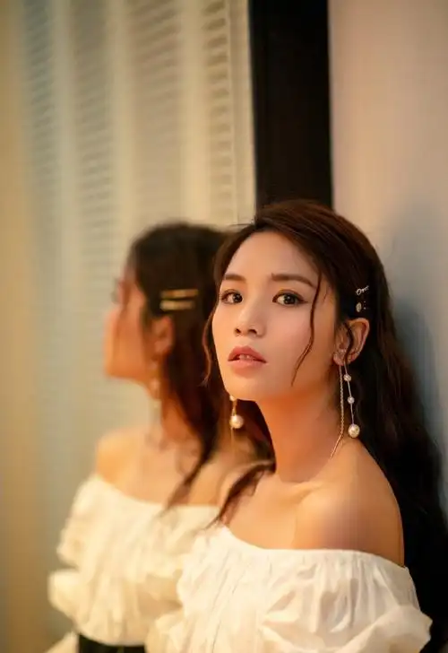 > 黄英一字肩优雅灵动写真图片(1/10)