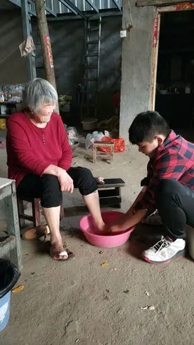 重阳节,时帝翰给奶奶洗脚,奶奶十分开心.