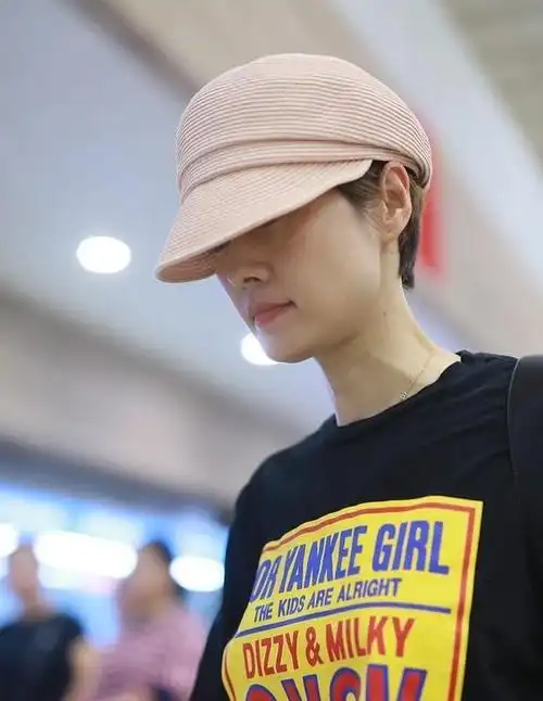 43岁马伊琍低调亮相,穿t恤配牛仔裤很休闲,素颜状态嫩成小姑娘