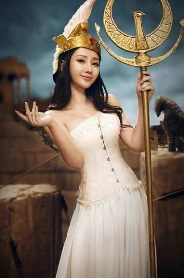 柳岩身材有多好?当cos雅典娜女神那刻,心动了