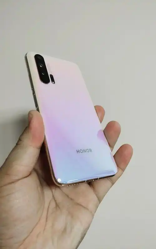 荣耀20 pro冰岛幻境真机图赏,这是直男都无法抗拒的颜色?_华为