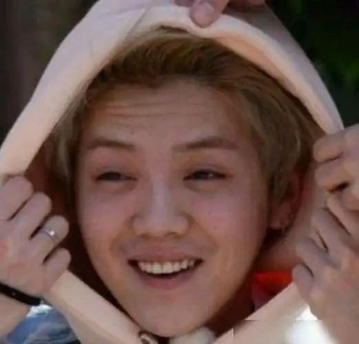 鹿晗直言化妆不分性别素颜的他真显老图