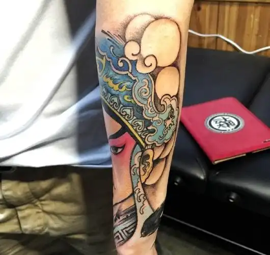遮盖半边脸的手臂彩色花旦纹身图片