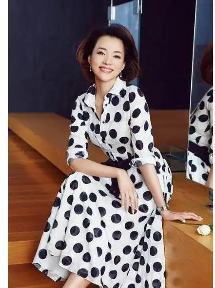 董卿最想删的照片儒雅端庄气质全无抽烟烫头艳装似中年贵妇