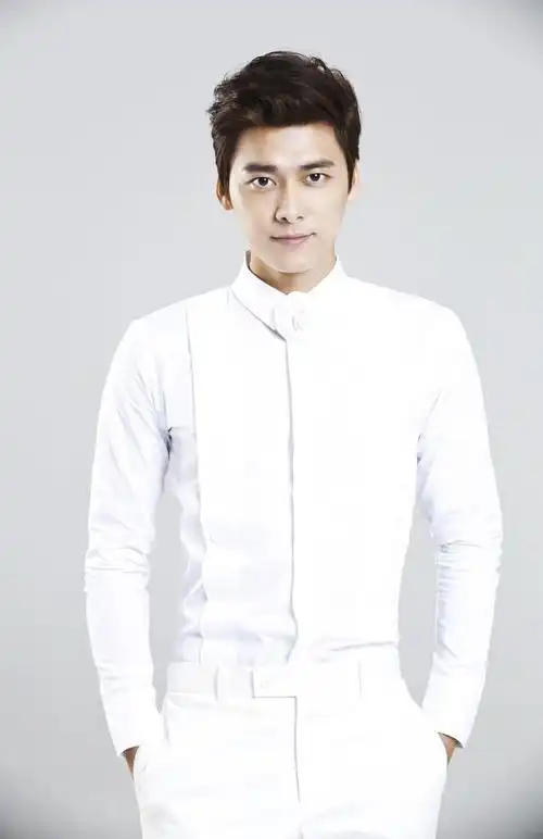 李易峰的父亲是北京易得文化传播公司法人和商业大佬王健林是同乡