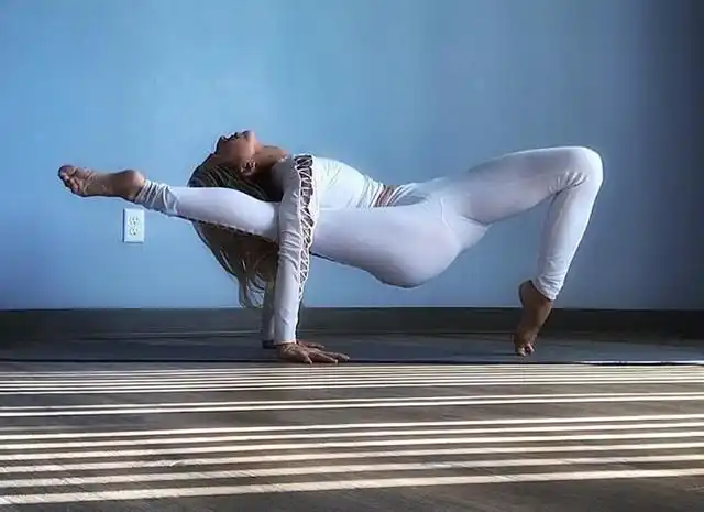 每天4个瑜伽动作练薄背部再现撩人背沟