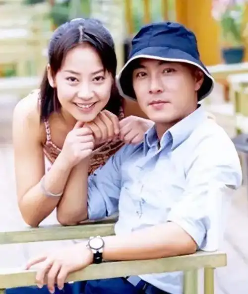 只是想分手了,是和平分手!张卫健是早一届的新秀冠军,而江欣燕同