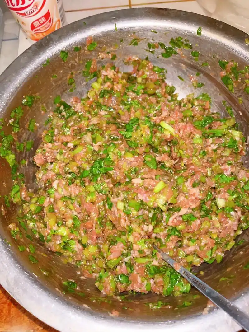 饺子蘸辣椒宝贝包的元宝饺子