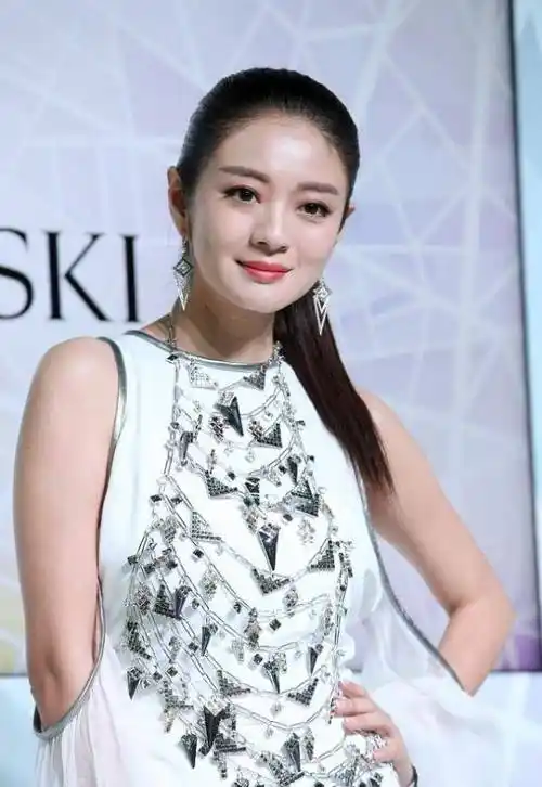 41岁安以轩穿衣还挺张扬,开叉裙秀美腿,露出内衬边看着还挺美的_裙装