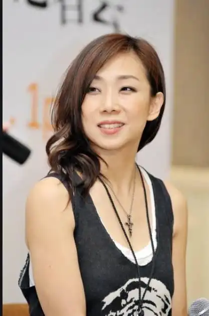 但是,终归还是因为她,让李宗盛和朱卫茵的婚姻破灭的. 1966