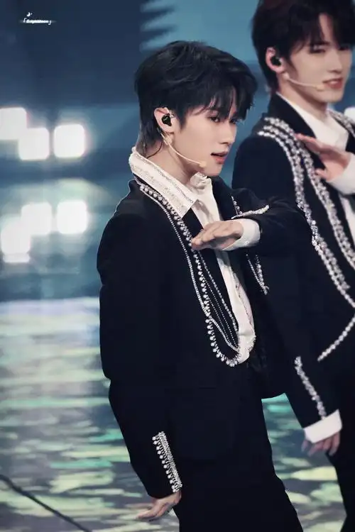 张真源超话indevilbeauty超话定制系列西装衬衫盛装出席#湖南卫视中秋