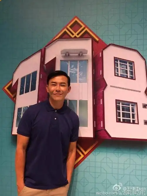 当年的王禄江是多么俊朗帅气,而如今他却已年过中旬,尽管他不再风光