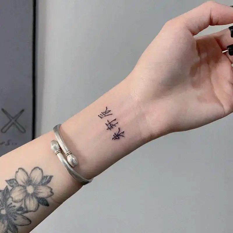 爱人名字纹身 "细节永远胜过情话.陪伴胜过所有言语"