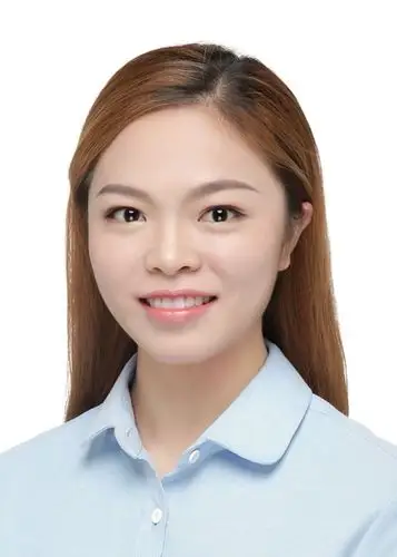 她是一个很爱笑的女生,所到之处都会充满欢声笑语,她拍证件照的时候