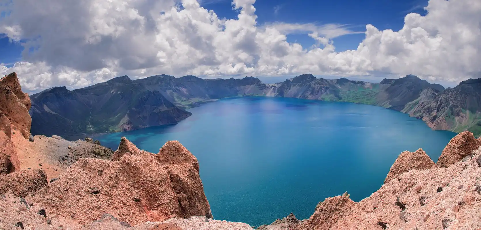 这可是长白山的最高点,让人站在上面感觉离天空都近了许多.