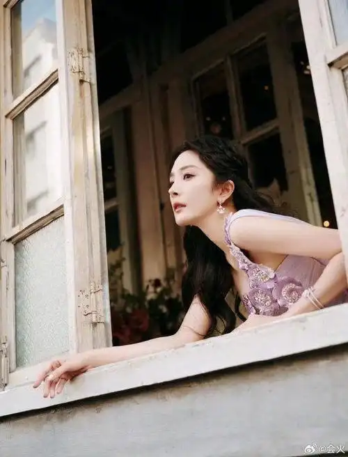 杨幂今日品牌活动造型,定制紫色薄纱立体花朵礼裙,还化了紫色眼影