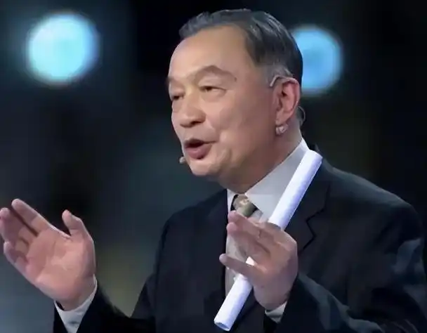 你能想到在1985年时,年仅34岁的他就骑着摩托车从青藏高原出发,直奔