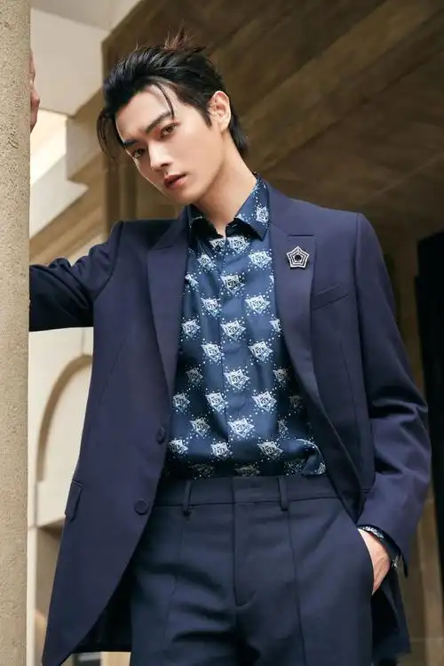 许凯出席fendi活动造型,花衬衫搭配可爱小啾啾,帅气又迷人