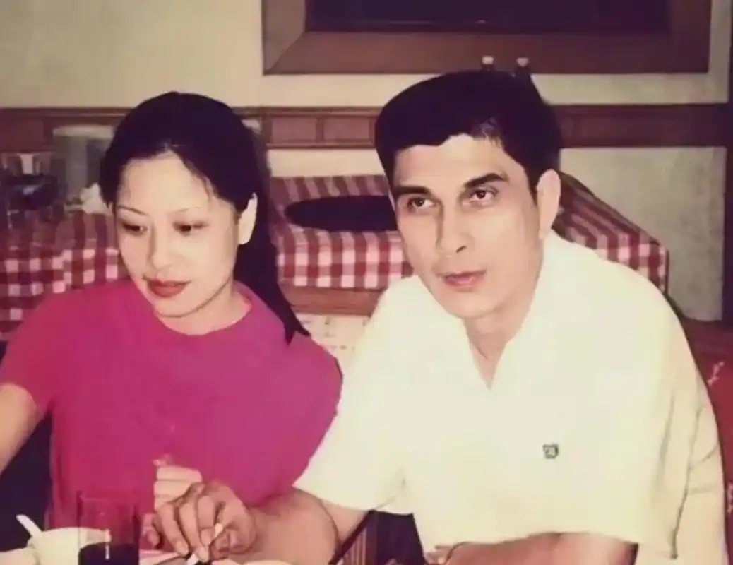 杨颖的父母都是颜值担当,一个混血帅哥,一个靓丽美女,难怪baby可以