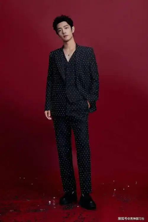 肖战的颜值不必讲了吧?今天我们来分析下他的衣品是几分!