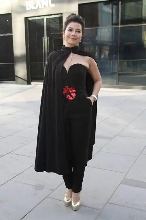 钟楚红身材一点没缩水,穿抹胸下车的时候,肉都被勒出来了|长裤|西装