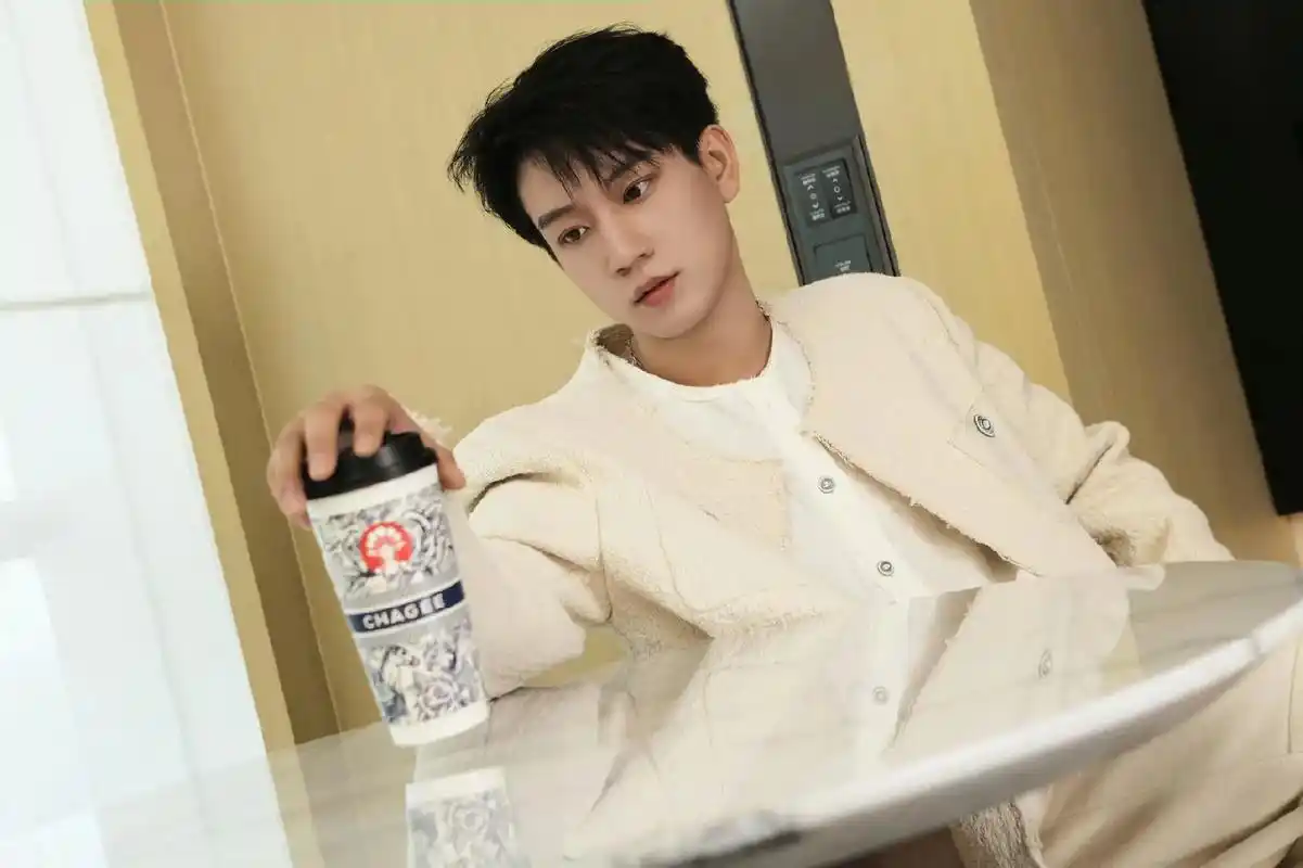 主持人说王子奇本人比镜头里更帅,简直说出我心声@王子奇 #王 - 抖音