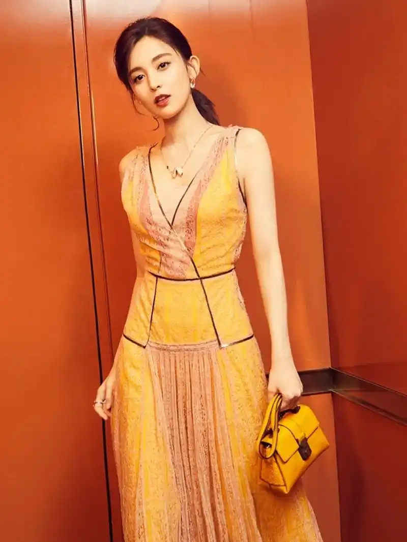 美人图鉴:古力娜扎 身材高挑,皮肤白皙. #祖玛珑秋日美人香