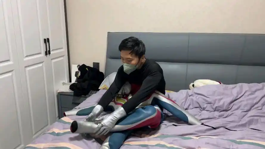 戴拿奥特曼皮套穿戴全过程