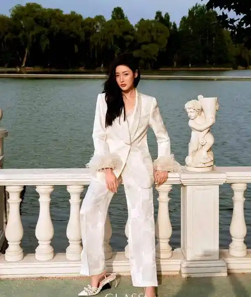 路人偶遇张天爱,她的腿好惊人,网友:这么高的跟一般人不行_阿麦_感觉