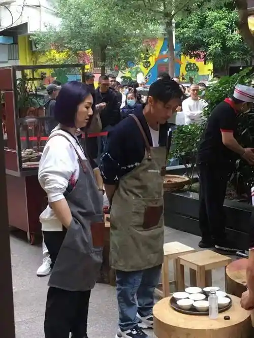 今天谢霆锋杨千嬅现身汕头小公园富苑引众人围观