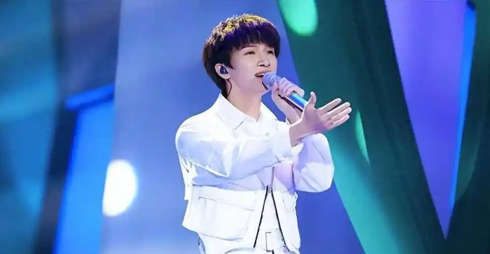 "宝藏男孩"周深:用实力打脸那英,如今央妈替他"打抱不平"_声音_时候