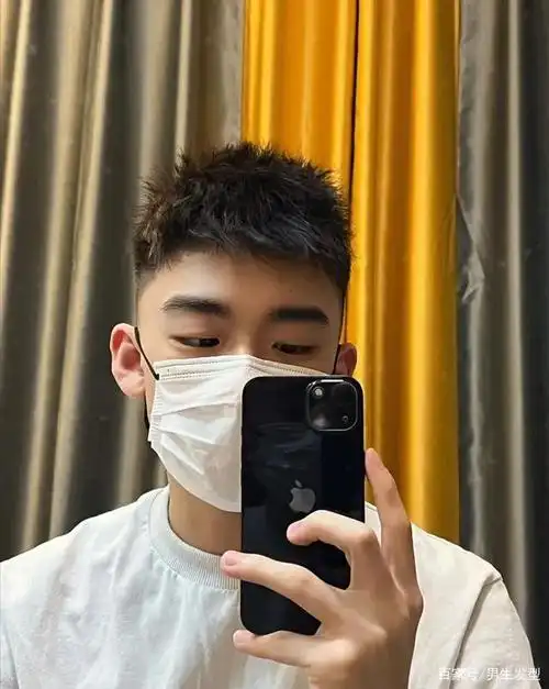 夏天到了,男生就不要把自己的头发留得太长了,这样不但会让自己显得