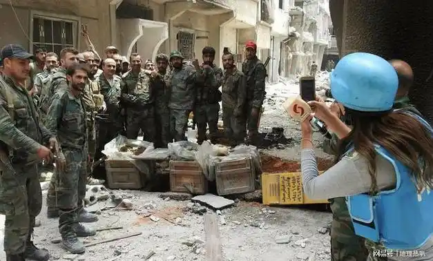 叛军和恐怖分子一起进攻叙利亚东部重要城市代尔祖尔的时候,将近20万