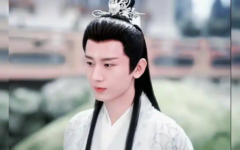 娱乐圈最美十大古装男神,成毅只能排第二,第一位一见误终身