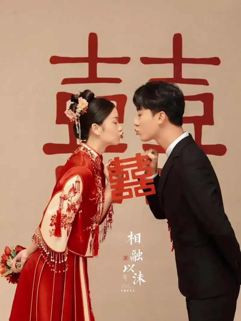 喜庆秀禾 精致造型搞怪有趣的动作喜感十足.#上热门 两人俏皮 - 抖音