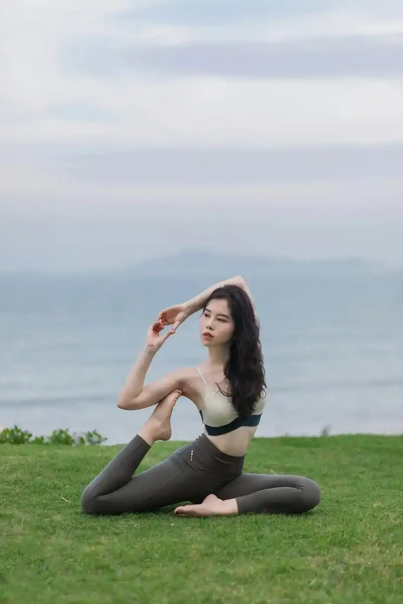 自由在风里.#爱瑜伽的小姐姐 #户外瑜伽 #瑜伽00 #瑜伽 - 抖音